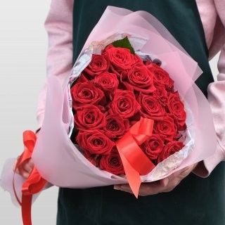 Букет из 3 красных роз с красной лентой 60 см, Россия